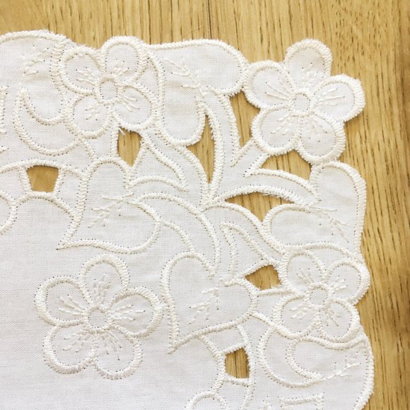 4 VINTAGE Table Napkins with Cutwork &  Embroidery. Elegant Linen - Picture 8 of 8